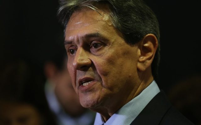 Roberto Jefferson deixa a prisão com tornozeleira