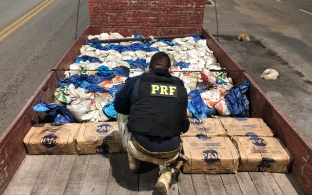 Caminhão com 5 toneladas de cassiterita é apreendido pela PRF