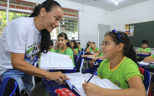 Mais de 200 aprovados no concurso da Educação municipal são convocados