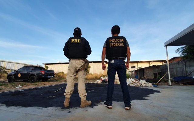 Ação conjunta entre PRF e PF resulta em apreensão de 70 toneladas de minério ilegal