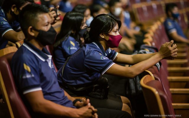 Indígenas da Comunidade Bananal visitam Teatro Municipal