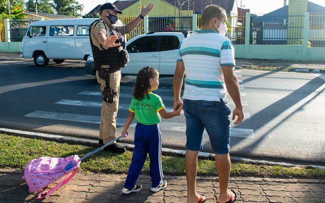 Pais recebem orientação sobre educação de trânsito no retorno ao às aulas