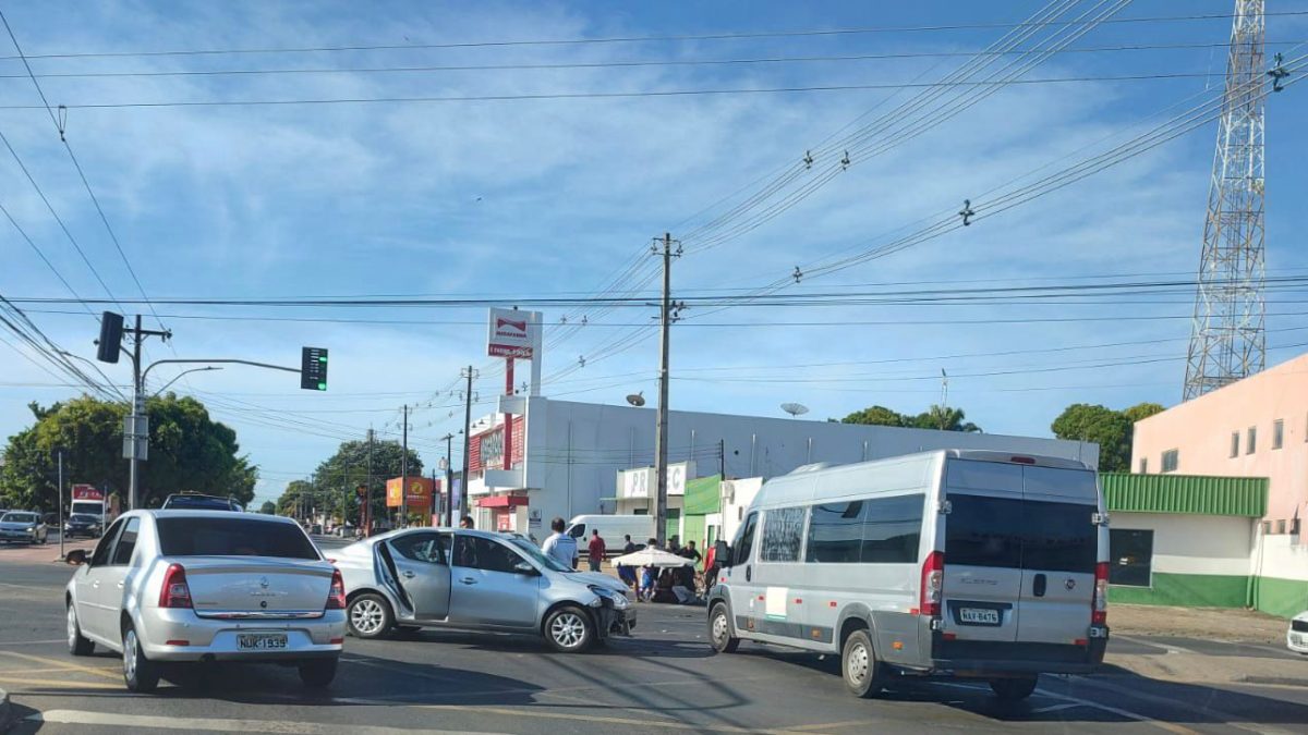 Acidente entre carro e moto