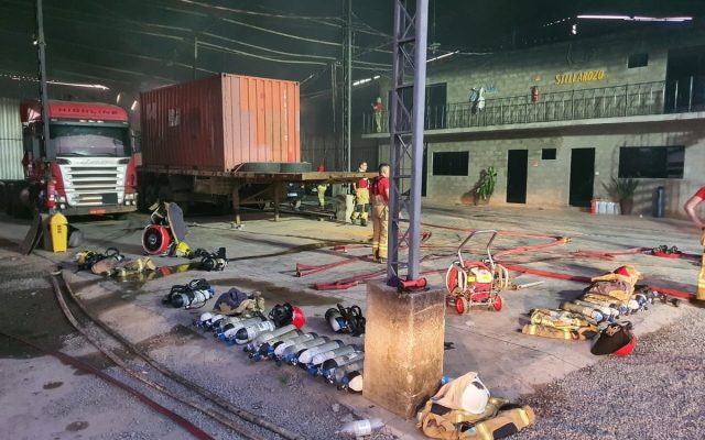 ombeiros Controlam Incêndio em Galpão de Transportadora em Boa Vista