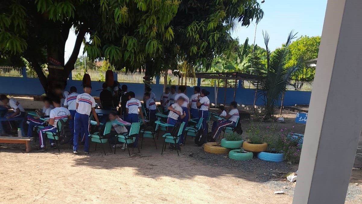 Alunos têm aula embaixo de árvore após pane em sistema de centrais de ar condicionado de escola