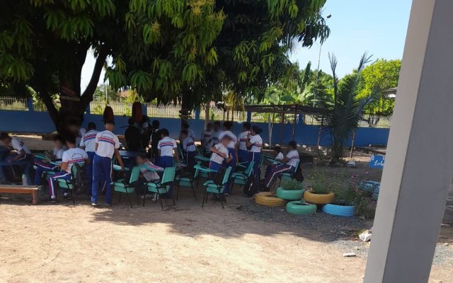 Alunos têm aula embaixo de árvore após pane em sistema de centrais de ar condicionado de escola