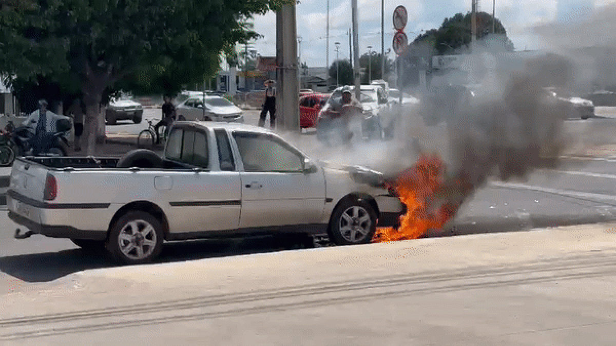 Carro pega fogo em semáforo após manutenção elétrica