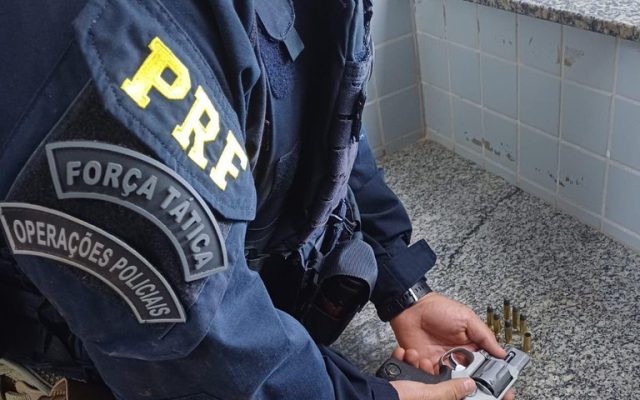 PRF recupera veículo roubado e apreende arma de fogo em Roraima