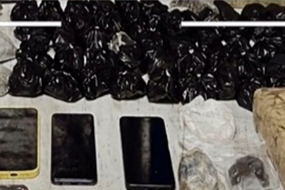 Policiais prendem cinco pessoas por tráfico de drogas