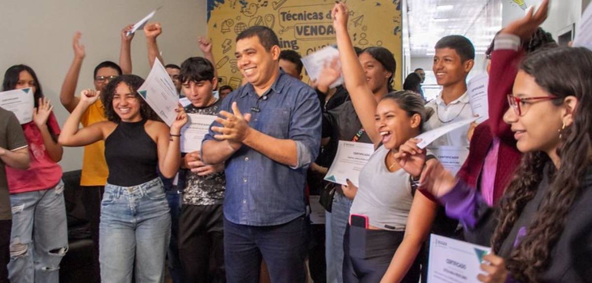 Presidente da ALE-RR entrega certificados a alunos do curso de informática básica da Escolegis