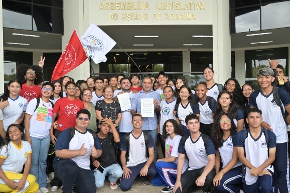 ALE-RR reforça compromisso com educação ao receber carta de reivindicações do movimento estudantil