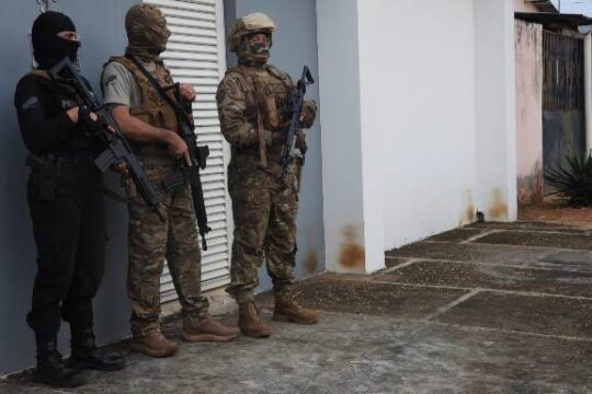 Polícia Civil cumpre cinco mandados de busca e apreensão em casas de policiais