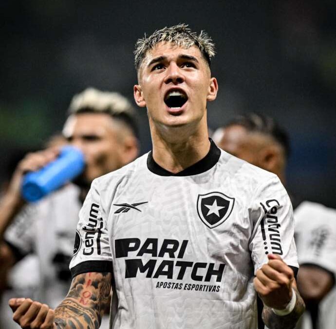 Botafogo vence Corinthians e amplia liderança no Brasileirão