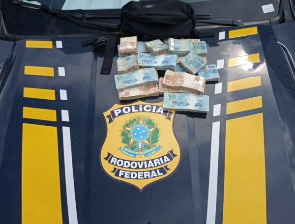 PRF em Roraima apreende R$ 120 mil com servidores públicos