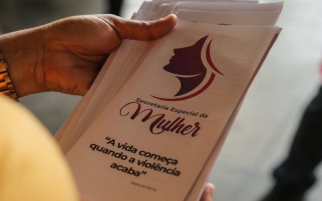 Passageiros de terminal de ônibus em Boa Vista são orientados sobre o combate à violência contra a mulher