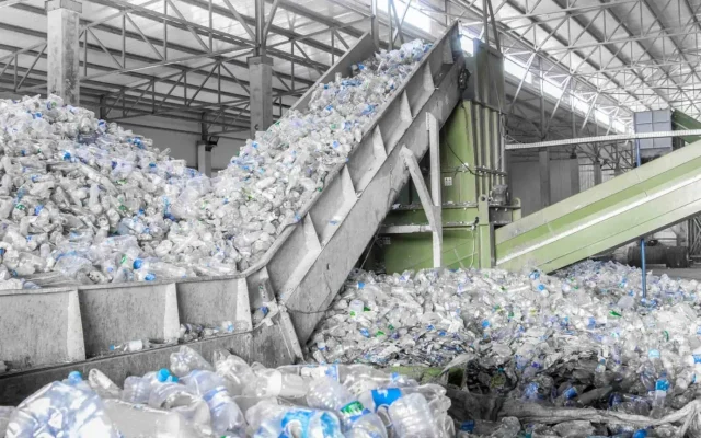 Garrafas plásticas são transformadas em fonte de energia verde nos EUA