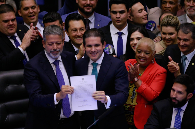 Hugo Motta promete imparcialidade na pauta da anistia do 8 de janeiro