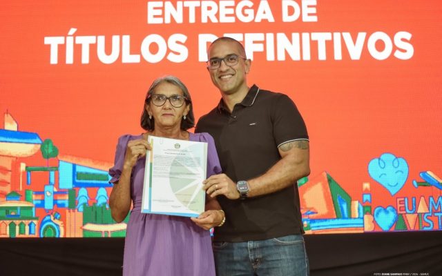 Moradores de 29 bairros recebem títulos definitivos