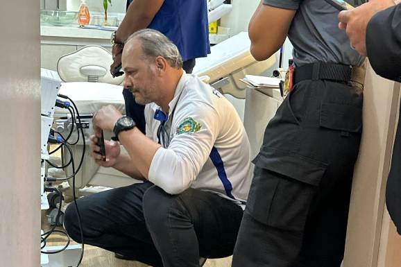 Polícia Civil acompanha inspeção em consultório de médica investigada no caso da morte de defensora pública