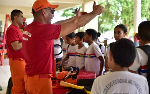 Escolas estaduais recebem programação com atividades do Corpo de Bombeiros