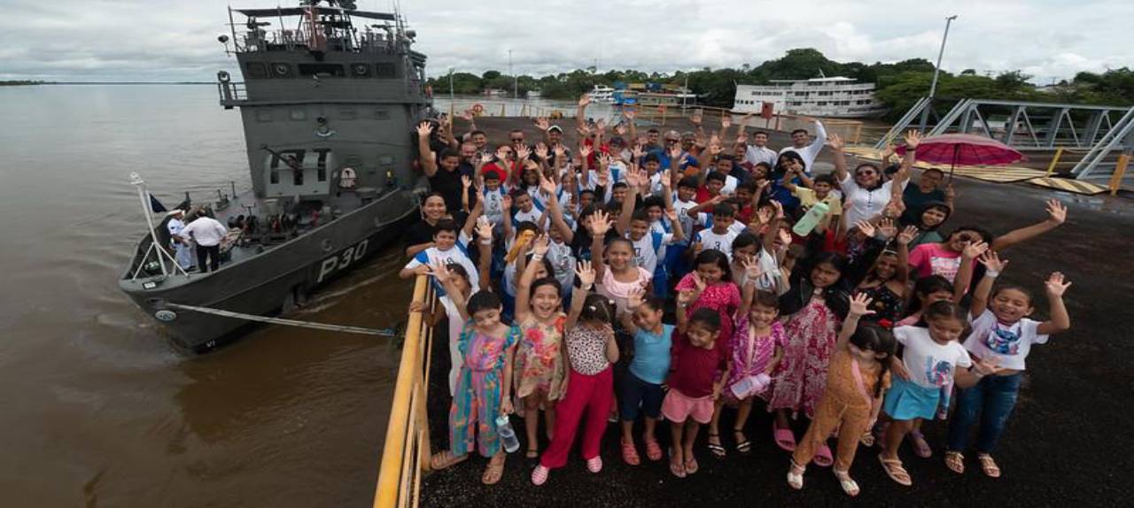 NPAFLU RORAIMA <br> Crianças do CCJuv conhecem navio da Marinha aportado em Caracaraí para visitação