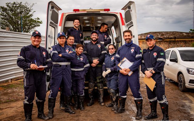 Simulação realística mobiliza socorristas do SAMU em treinamento sobre acidentes de trânsito