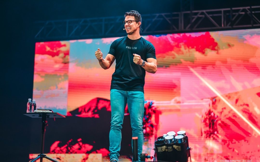Deive Leonardo emociona público em estreia na capital durante turnê “Antes & Depois”
