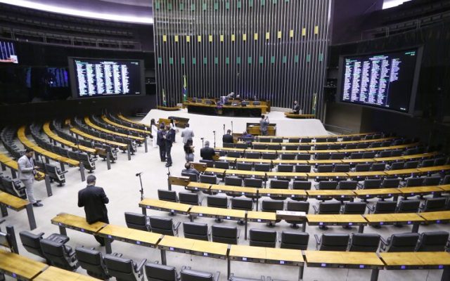 Câmara analisa projeto que libera pagamentos congelados a servidores em razão da pandemia; acompanhe