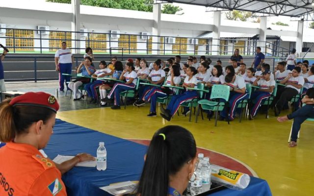 RODA DE CONVERSA <br> Palestra do ‘Educar é Prevenir’ encerra semana de capacitação no Camilo Dias