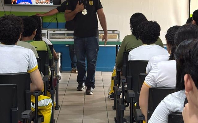 Polícia Civil realiza palestra e alerta estudantes sobre riscos das drogas