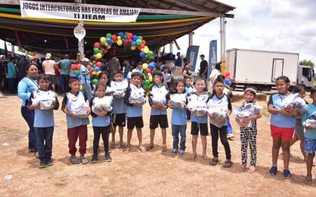 Governo de Roraima entrega mais de 800 kits completos para estudantes do Amajari