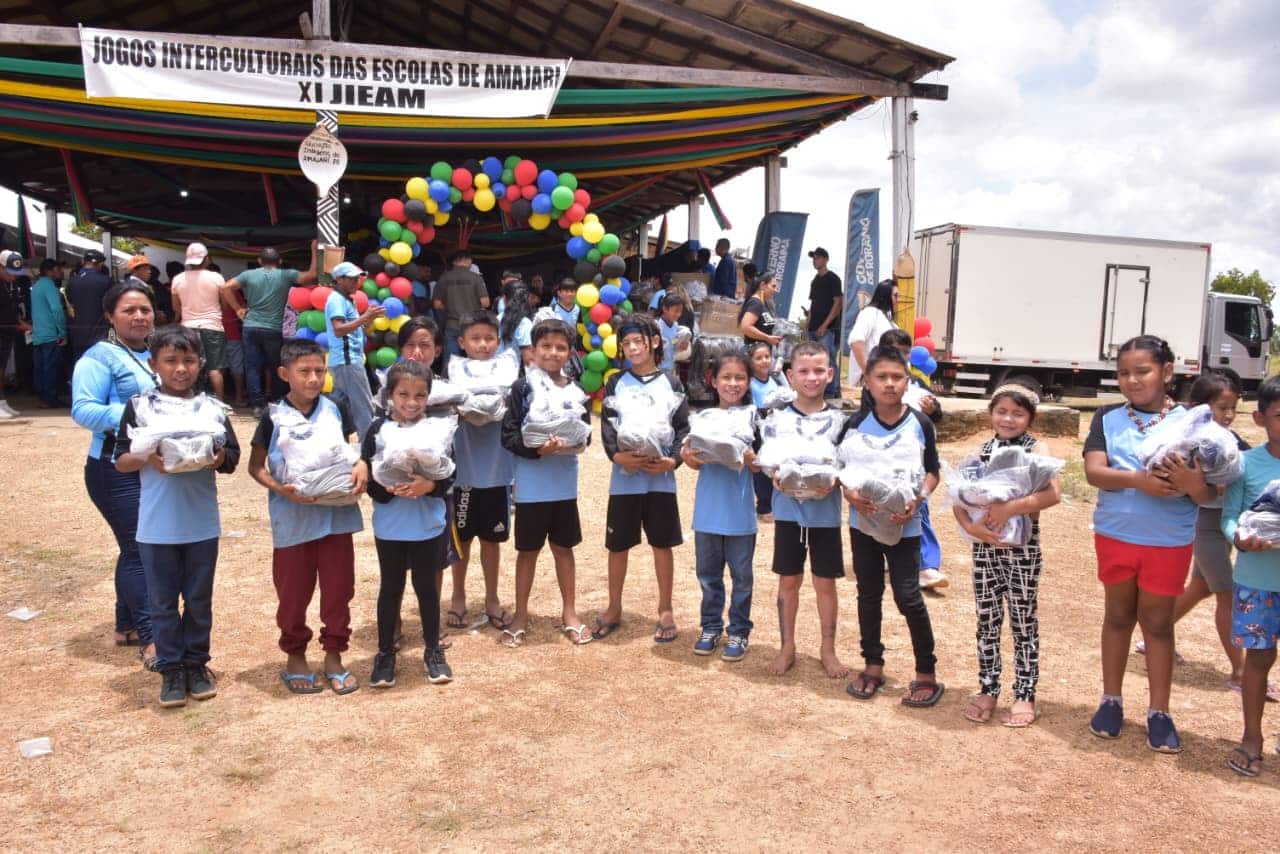 Governo de Roraima entrega mais de 800 kits completos para estudantes do Amajari