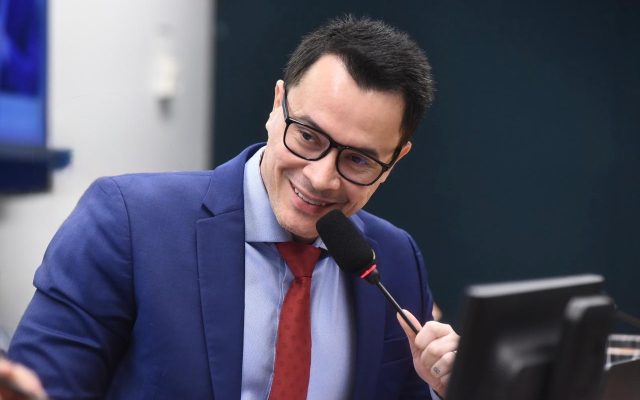 Sancionada lei de Zé Haroldo Cathedral que estimula diagnóstico de autismo em adultos e idosos