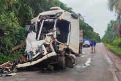 Caminhoneiro fica preso em colisão traseira na BR-174 dentro da reserva Waimiri Atroari
