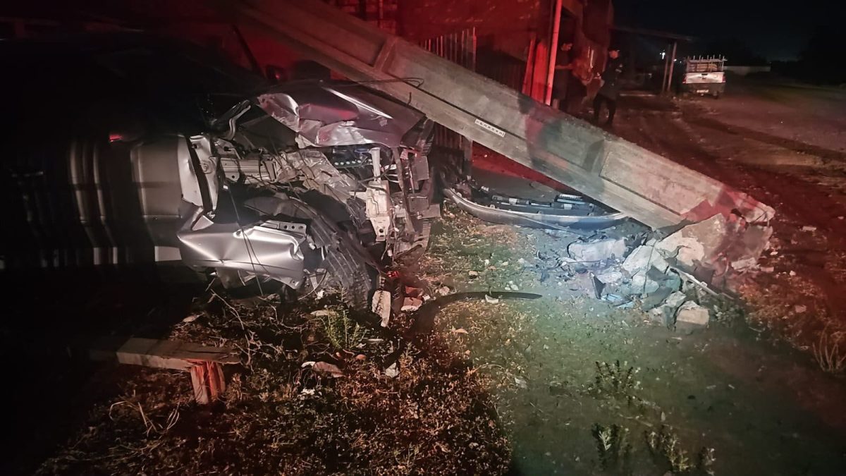 Motorista embriagada bate em dois postes na zona Norte de Boa Vista