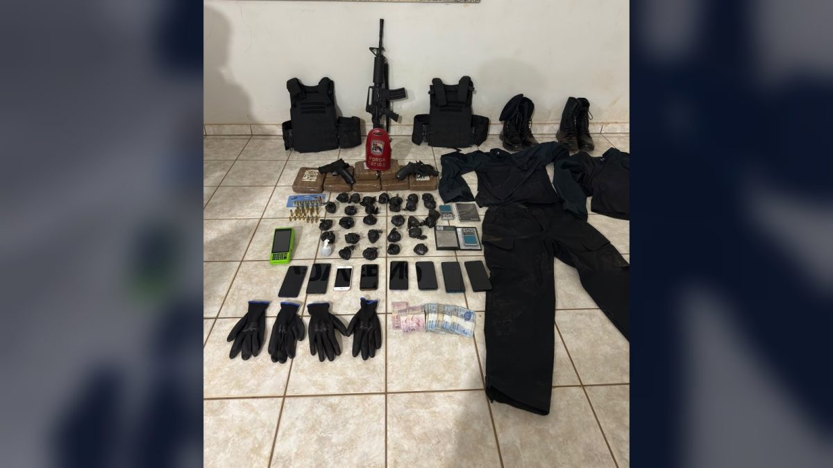 PM apreende armas, drogas e fardamento em operação contra grupo suspeito de ligação com garimpo em Boa Vista
