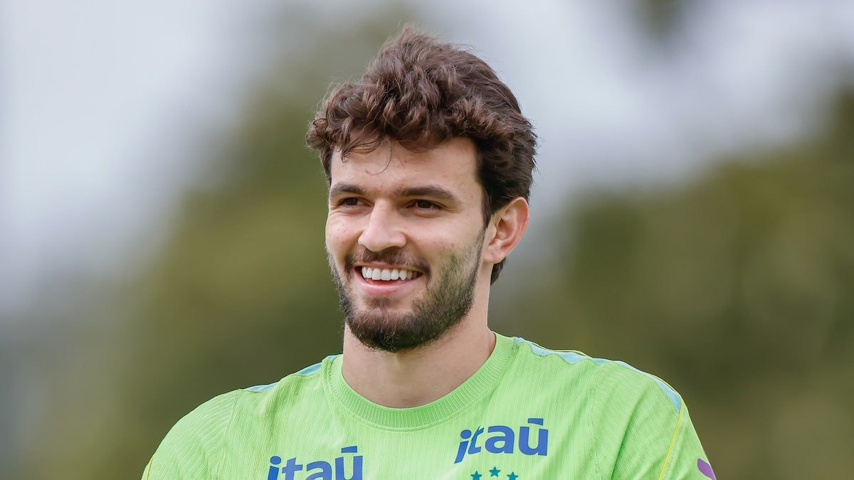 Goleiro Otávio, do Cruzeiro, sorri durante treino da Seleção Brasileira em Brisbane