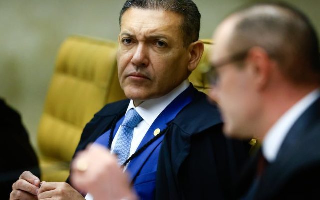 TSE suspende jingle da campanha de Lula que associa Flávio Bolsonaro a irregularidades