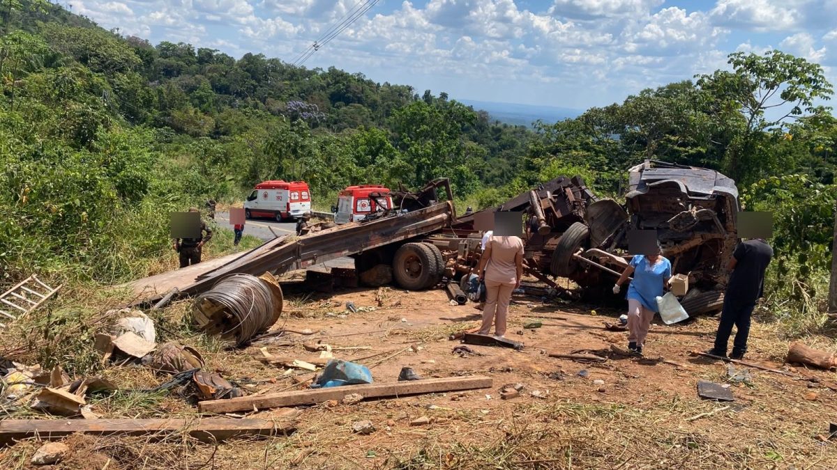 Acidente com caminhão munck mata duas pessoas na serra do Tepequém