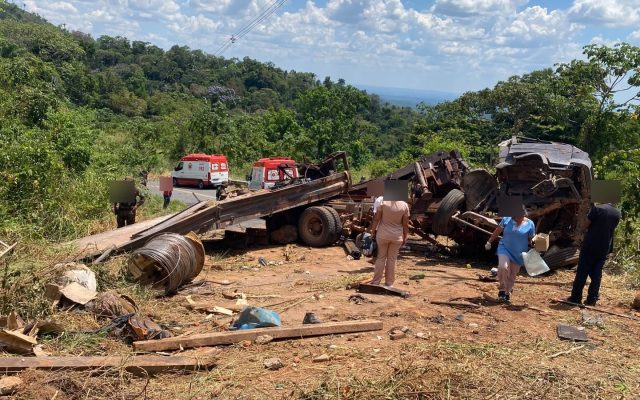 Acidente com caminhão munck mata duas pessoas na serra do Tepequém