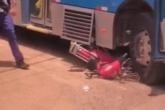 Adolescentes em bicicleta elétrica colidem contra ônibus em Boa Vista