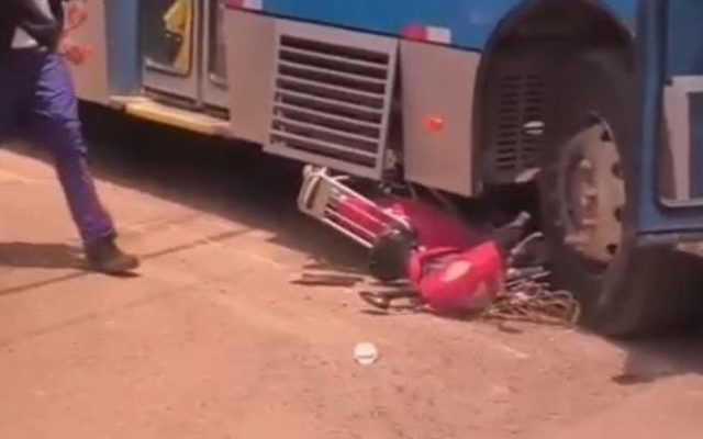 Adolescentes em bicicleta elétrica colidem contra ônibus em Boa Vista
