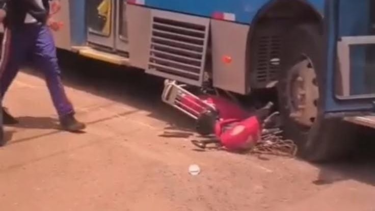 Adolescentes em bicicleta elétrica colidem contra ônibus em Boa Vista