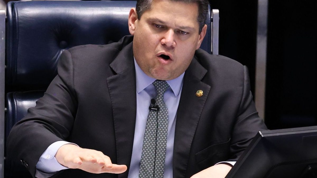 Alcolumbre promulga fim da escala 6x1 e aposentadoria especial
