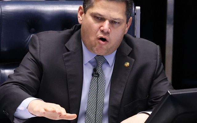 Alcolumbre promulga fim da escala 6×1 e aposentadoria especial
