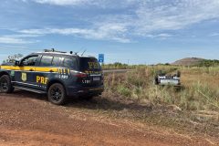 Colisão entre carreta e caminhonete deixa motorista ferido na BR-401