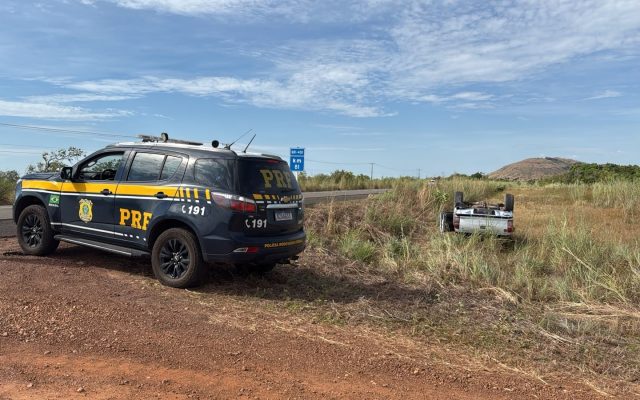 Colisão entre carreta e caminhonete deixa motorista ferido na BR-401