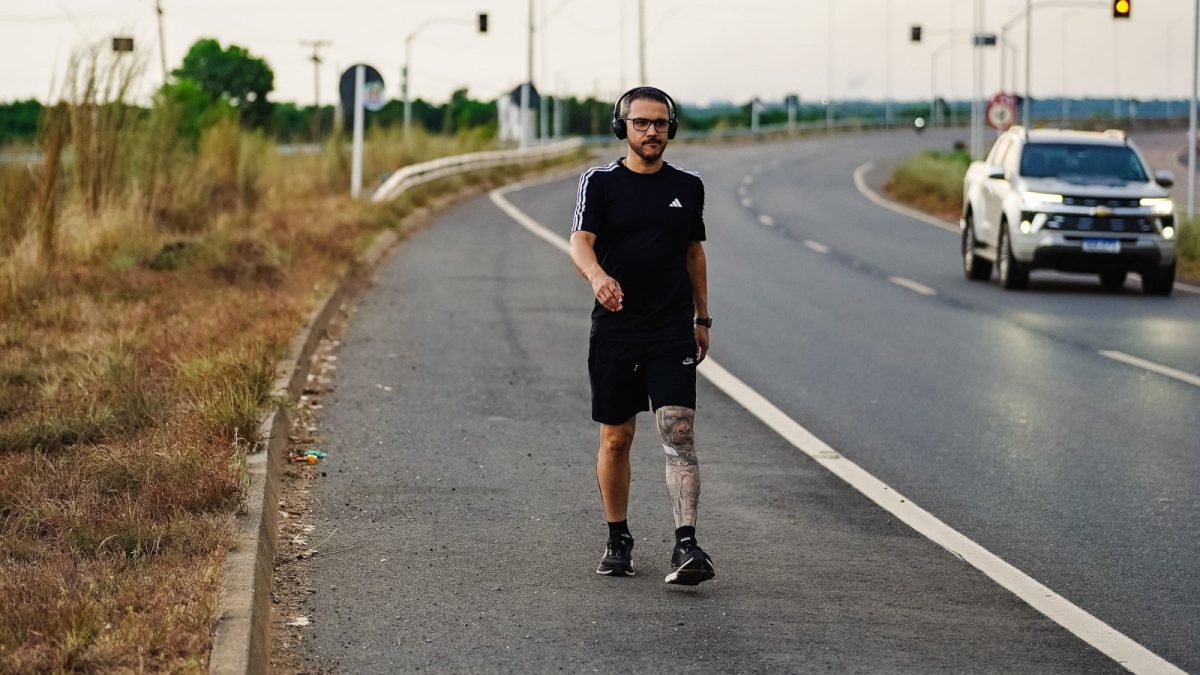 Deputado eleito caminha 122 km de Boa Vista a Bonfim por promessa de campanha