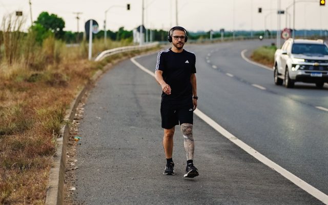 Deputado eleito caminha 122 km de Boa Vista a Bonfim por promessa de campanha