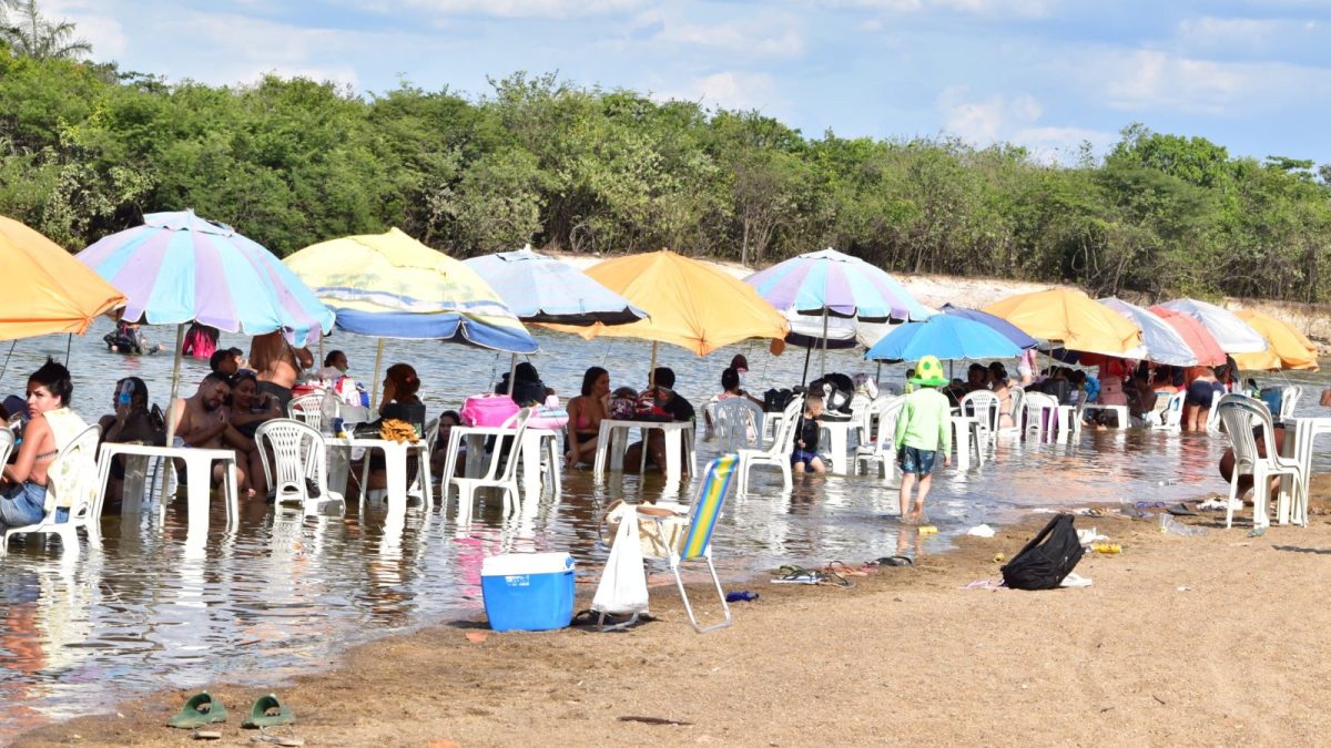 Eleitores de Boa Vista vão à praia após votar no domingo